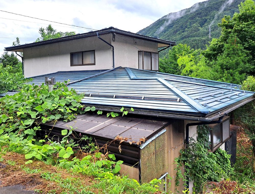 山を背景にした辰野町の家